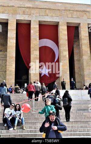 Ankara, Türkei. 23 Apr, 2019. Menschen und Kinder besuchen das Mausoleum Anitkabir, das Mausoleum von Mustafa Kemal Atatürk, Gründer und Präsident der modernen Türkei, der nationalen Souveränität und der Tag der Kinder. Die Türkei am 23. April feiert der nationalen Souveränität und der Tag der Kinder sowie den 99. Jahrestag der Gründung des Parlaments. Atatürk hat den Tag für alle Kinder in der Welt zu betonen, dass Sie sind Nachfolger der Zukunft. Credit: Altan Gochre/ZUMA Draht/Alamy leben Nachrichten Stockfoto