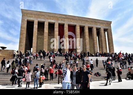 Ankara, Türkei. 23 Apr, 2019. Menschen und Kinder besuchen das Mausoleum Anitkabir, das Mausoleum von Mustafa Kemal Atatürk, Gründer und Präsident der modernen Türkei, der nationalen Souveränität und der Tag der Kinder. Die Türkei am 23. April feiert der nationalen Souveränität und der Tag der Kinder sowie den 99. Jahrestag der Gründung des Parlaments. Atatürk hat den Tag für alle Kinder in der Welt zu betonen, dass Sie sind Nachfolger der Zukunft. Credit: Altan Gochre/ZUMA Draht/Alamy leben Nachrichten Stockfoto