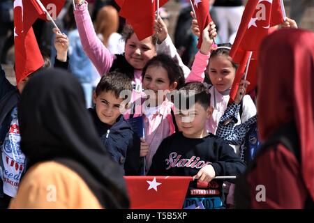 Ankara, Türkei. 23 Apr, 2019. Kinder posieren für ein Foto auf das Mausoleum Anitkabir, das Mausoleum von Mustafa Kemal Atatürk, der modernen Türkei Gründungspräsident, der nationalen Souveränität und der Tag der Kinder. Die Türkei am 23. April feiert der nationalen Souveränität und der Tag der Kinder sowie den 99. Jahrestag der Gründung des Parlaments. Atatürk hat den Tag für alle Kinder in der Welt zu betonen, dass Sie sind Nachfolger der Zukunft. Credit: Altan Gochre/ZUMA Draht/Alamy leben Nachrichten Stockfoto