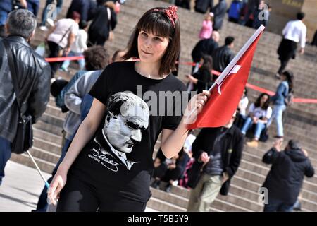 Ankara, Türkei. 23 Apr, 2019. Eine Frau posiert für ein Foto auf das Mausoleum Anitkabir, das Mausoleum von Mustafa Kemal Atatürk, der modernen Türkei Gründungspräsident, der nationalen Souveränität und der Tag der Kinder. Die Türkei am 23. April feiert der nationalen Souveränität und der Tag der Kinder sowie den 99. Jahrestag der Gründung des Parlaments. Atatürk hat den Tag für alle Kinder in der Welt zu betonen, dass Sie sind Nachfolger der Zukunft. Credit: Altan Gochre/ZUMA Draht/Alamy leben Nachrichten Stockfoto