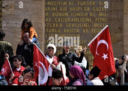 Ankara, Türkei. 23 Apr, 2019. Menschen posieren mit nationalen türkischen Fahnen auf das Mausoleum Anitkabir, das Mausoleum von Mustafa Kemal Atatürk, Gründer und Präsident der modernen Türkei, der nationalen Souveränität und der Tag der Kinder. Die Türkei am 23. April feiert der nationalen Souveränität und der Tag der Kinder sowie den 99. Jahrestag der Gründung des Parlaments. Atatürk hat den Tag für alle Kinder in der Welt zu betonen, dass Sie sind Nachfolger der Zukunft. Credit: Altan Gochre/ZUMA Draht/Alamy leben Nachrichten Stockfoto