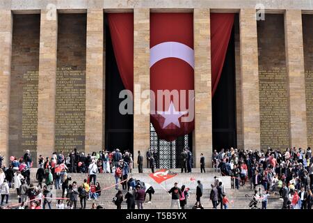 Ankara, Türkei. 23 Apr, 2019. Menschen und Kinder besuchen das Mausoleum Anitkabir, das Mausoleum von Mustafa Kemal Atatürk, Gründer und Präsident der modernen Türkei, der nationalen Souveränität und der Tag der Kinder. Die Türkei am 23. April feiert der nationalen Souveränität und der Tag der Kinder sowie den 99. Jahrestag der Gründung des Parlaments. Atatürk hat den Tag für alle Kinder in der Welt zu betonen, dass Sie sind Nachfolger der Zukunft. Credit: Altan Gochre/ZUMA Draht/Alamy leben Nachrichten Stockfoto