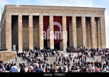 Ankara, Türkei. 23 Apr, 2019. Menschen und Kinder besuchen das Mausoleum Anitkabir, das Mausoleum von Mustafa Kemal Atatürk, Gründer und Präsident der modernen Türkei, der nationalen Souveränität und der Tag der Kinder. Die Türkei am 23. April feiert der nationalen Souveränität und der Tag der Kinder sowie den 99. Jahrestag der Gründung des Parlaments. Atatürk hat den Tag für alle Kinder in der Welt zu betonen, dass Sie sind Nachfolger der Zukunft. Credit: Altan Gochre/ZUMA Draht/Alamy leben Nachrichten Stockfoto