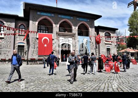 Ankara, Türkei. 23 Apr, 2019. Menschen und Kinder besuchen das erste Gebäude der Nationalversammlung der Türkei (TBMM) die nationale Souveränität und die Kinder des Tages zu markieren. Die Türkei am 23. April feiert der nationalen Souveränität und der Tag der Kinder sowie den 99. Jahrestag der Gründung des Parlaments. Atatürk hat den Tag für alle Kinder in der Welt zu betonen, dass Sie sind Nachfolger der Zukunft. Credit: Altan Gochre/ZUMA Draht/Alamy leben Nachrichten Stockfoto