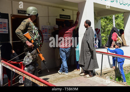 Anantnag, Jammu und Kaschmir, Indien. 23 Apr, 2019. Eine Indische paramilitärischen Mann gesehen stehen auf der Hut vor einem Wahllokal in Anantnag, South Kaschmir. Auf die dritte Phase der Parlamentswahlen in Indien Wahlen, Inder, die auf Umfragen unter komplett heruntergefahren und Internet gag ging. Kredit Idrees: Abbas/SOPA Images/ZUMA Draht/Alamy leben Nachrichten Stockfoto