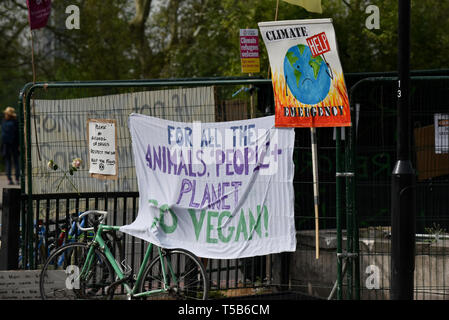 Marble Arch, London, UK. 23. April 2019. Die Extiction Rebellin Klimawandel Demonstranten marschieren von Marble Arch, dem Parlament entfernt. Quelle: Matthew Chattle/Alamy leben Nachrichten Stockfoto