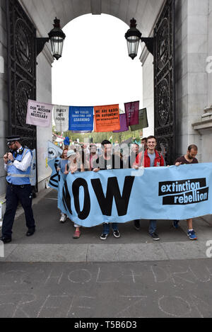 Marble Arch, London, UK. 23. April 2019. Die Extiction Rebellin Klimawandel Demonstranten marschieren von Marble Arch, dem Parlament entfernt. Quelle: Matthew Chattle/Alamy leben Nachrichten Stockfoto