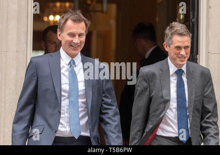 London, 23. April 2019, Jeremy Hunt MP PC, Außenminister, (links) und Gavin Williamson, MP PC, ehemaliger Verteidigungsminister, lassen Sie eine Kabinettssitzung am 10 Downing Street, London Quelle: Ian Davidson/Alamy leben Nachrichten Stockfoto