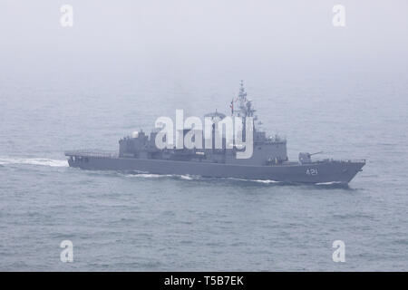 Qingdao. 23 Apr, 2019. Luftbild am 23. April, 2019 zeigt Royal Thai Navy Fregatte HTMS Naresuan in den Gewässern vor Qingdao, Osten der chinesischen Provinz Shandong. Das Schiff wurde hier für die Marine Parade inszenierte den 70. Jahrestag der Gründung der chinesischen Volksbefreiungsarmee (PLA) Marine am Dienstag zu markieren. Credit: Ju Zhenhua/Xinhua/Alamy leben Nachrichten Stockfoto