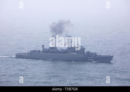 Qingdao. 23 Apr, 2019. Luftbild am 23. April, 2019 zeigt Royal Thai Navy Fregatte HTMS Bangpakong in den Gewässern vor Qingdao, Osten der chinesischen Provinz Shandong. Das Schiff wurde hier für die Marine Parade inszenierte den 70. Jahrestag der Gründung der chinesischen Volksbefreiungsarmee (PLA) Marine am Dienstag zu markieren. Credit: Ju Zhenhua/Xinhua/Alamy leben Nachrichten Stockfoto