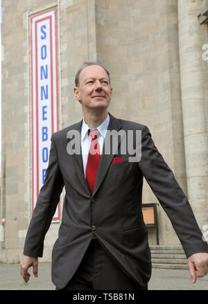 Berlin, Deutschland. 23 Apr, 2019. Martin Sonneborn (Die PARTEI), Vorsitzender, startet die EU-Wahlkampf mit einer Pressekonferenz und Fototermin vor der Volksbühne im Bezirk Mitte. Quelle: Wolfgang Kumm/dpa/Alamy leben Nachrichten Stockfoto
