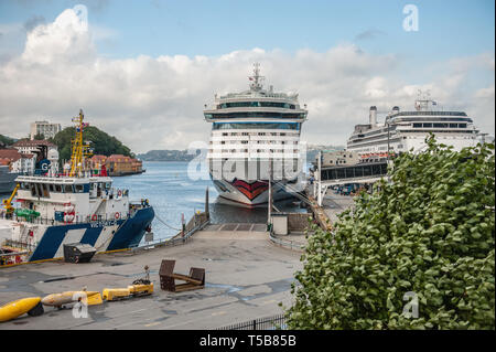 Bergen, Norway-July 30, 2013: Foto von den Bergen direkt am Wasser an einem sonnigen Tag. Schiffe im Hafen von Bergen. Stockfoto