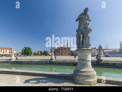 Padova, Italien (19 April 2019) - Prato della Valle Square von Statuen mit der Abtei Santa Giustina im Hintergrund umgeben Stockfoto