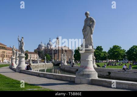 Padova, Italien (19 April 2019) - Prato della Valle Square von Statuen mit der Abtei Santa Giustina im Hintergrund umgeben Stockfoto