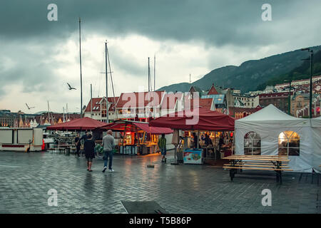 Bergen, Norwegen - 30. Juli 2013: Foto von Bergen direkt am Wasser an einem regnerischen Abend. Die Küste der Hafen von Bergen. Stockfoto