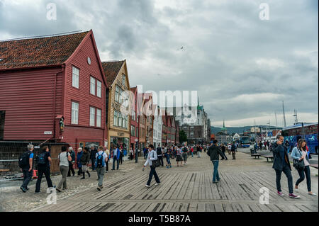 Bergen, Norway-July 30, 2013: Foto von der hölzernen Promenade von Bergen an einem bewölkten Tag. Leute Spaziergang entlang der Uferpromenade. Stockfoto