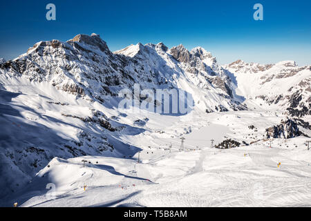 Schöne Winterlandschaft mit Schweizer Alpen. Skifahrer Skifahren im berühmten Engelgerg-Titlis Ski Resort, Schweiz, Europa. Stockfoto