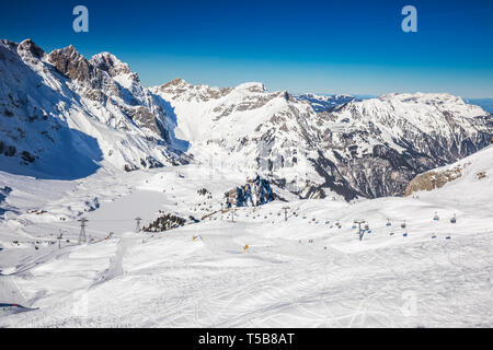 Schöne Winterlandschaft mit Schweizer Alpen. Skifahrer Skifahren im berühmten Engelgerg-Titlis Ski Resort, Schweiz, Europa. Stockfoto