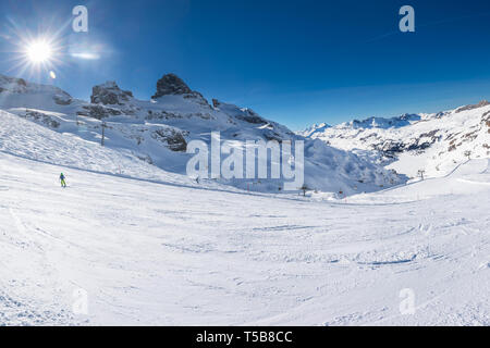 Schöne Winterlandschaft mit Schweizer Alpen. Skifahrer Skifahren im berühmten Engelgerg-Titlis Ski Resort, Schweiz, Europa. Stockfoto