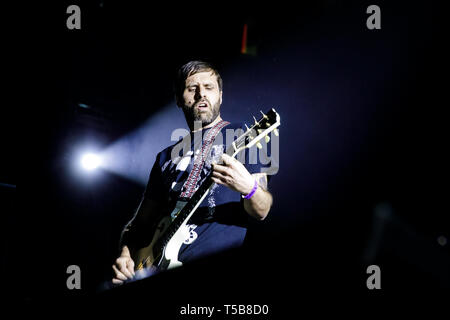 Niederlande, Tilburg - 13. April 2019. Die US-amerikanische Rockband in der Höhle führt ein Live Konzert während der niederländischen Metal Festival Roadburn Festival 2019 in Tilburg. Hier Gitarrist Adam McGrath ist live auf der Bühne gesehen. (Foto: Gonzales Foto - Peter Troest). Stockfoto