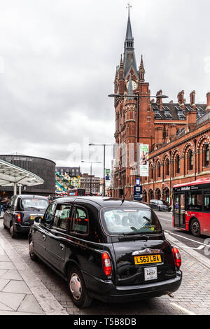 Ein Taxistand vor dem Bahnhof St. Pancras seitliche Fassade, Pancras, London, N1C, England, UK. Stockfoto