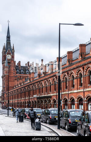 Ein Taxistand neben dem Bahnhof St. Pancras seitliche Fassade, Pancras, London, N1C, England, UK. Stockfoto