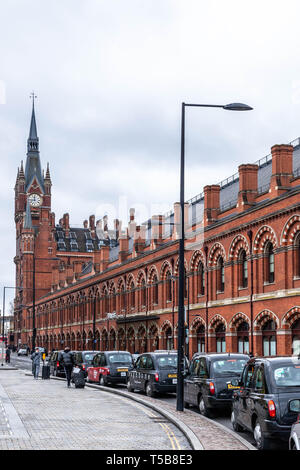 Ein Taxistand vor dem Bahnhof St. Pancras seitliche Fassade, Pancras, London, N1C, England, UK. Stockfoto