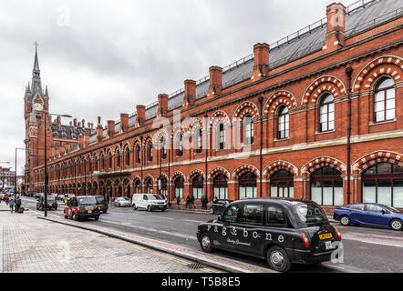 Der Bahnhof St. Pancras seitliche Fassade, Pancras, London, N1C, England, UK. Stockfoto