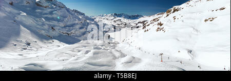 Schöne Winterlandschaft mit Schweizer Alpen. Skifahrer Skifahren im berühmten Engelgerg-Titlis Ski Resort, Schweiz, Europa. Stockfoto