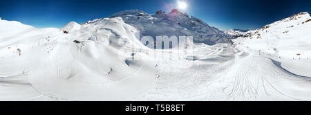 Schöne Winterlandschaft mit Schweizer Alpen. Skifahrer Skifahren im berühmten Engelgerg-Titlis Ski Resort, Schweiz, Europa. Stockfoto