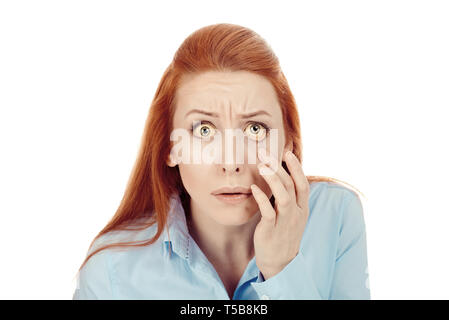 Frau ihre Gesundheit Zustand in Ihr Auge, Nahaufnahme Portrait auf weißem Hintergrund. Gelbliche Augen ist Zeichen der Probleme mit der Leber Stockfoto