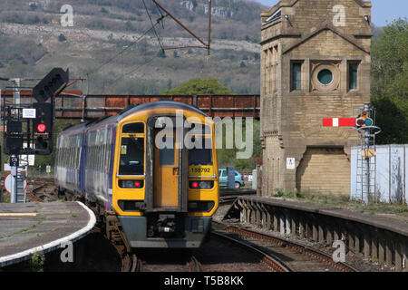 Zwei Klasse 158 Express sprinter diesel multiple Unit verlassen Carnforth Bahnhof Plattform 2 mit Express Passenger service am 22. April 2019. Stockfoto