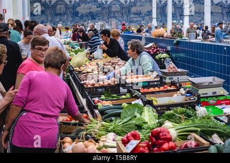 Gemüse Gasse auf Mercado do Livramento Markthalle in Passau in der Nähe von Lissabon, Portugal. Stockfoto