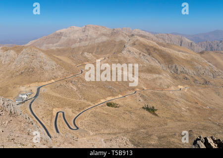 Kurvenreiche Straße von Schmugglern in Richtung Uraman Tal, Provinz Kurdistan, Iran verwendet Stockfoto