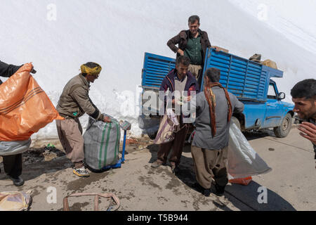 Kuriere Laden Stapler in Uraman Tal im Winter, Provinz Kurdistan, Iran Stockfoto