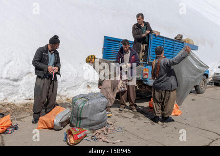 Kuriere Laden Stapler in Uraman Tal im Winter, Provinz Kurdistan, Iran Stockfoto