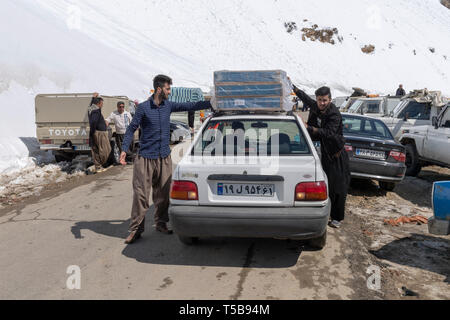 Schmuggler Laden Auto in Uraman Tal im Winter, Provinz Kurdistan, Iran Stockfoto