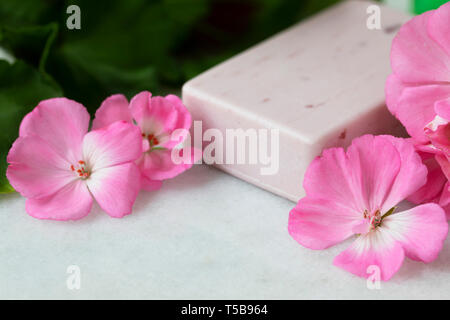 Rosa Seife mit hellen rosa Blumen. Stockfoto