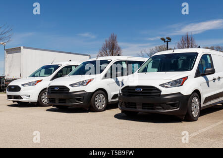 Noblesville - ca. April 2019: Transit Anzeige an einem Ford Auto- und LKW-Händler. Ford verkauft Produkte unter dem Lincoln und Motorcraft Marken Stockfoto