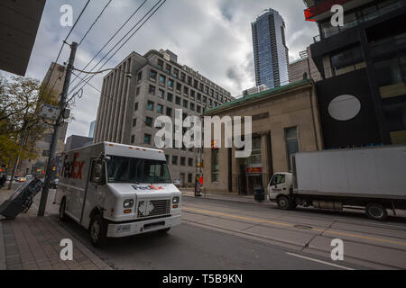 TORONTO, KANADA - 13. NOVEMBER 2018: Fedex Logo auf einer der Lkw in einer Straße von Toronto, Ontario. Fedex ist ein US-amerikanischer Kurier speciali Stockfoto