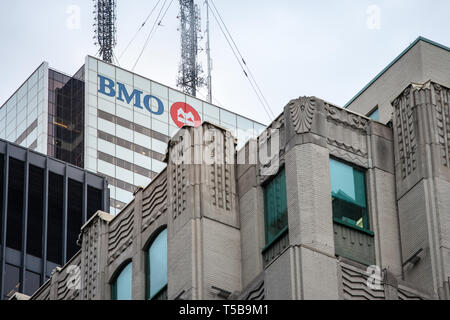 TORONTO, KANADA - 13. NOVEMBER 2018: Bank von Montreal logo, bekannt als BMO, auf der ihr Hauptquartier in First Canadian Place Tower sowie Banque genannt Stockfoto
