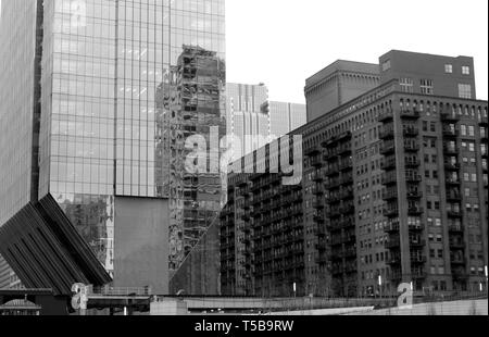 150 n Riverside in Schwarz und Weiß, ein neues Gebäude in der Innenstadt von Chicago, Illinois, über den Chicago River Stockfoto