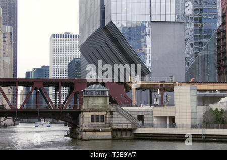 150 n am Fluss, ein neues Gebäude in der Innenstadt von Chicago, Illinois, über die L-Zug Brücke über den Chicago River Stockfoto