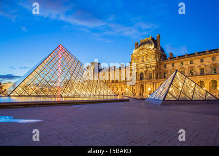 Paris, Frankreich, 13. Mai 2014: Louvre Museum in Paris in der Dämmerung in Frankreich Stockfoto