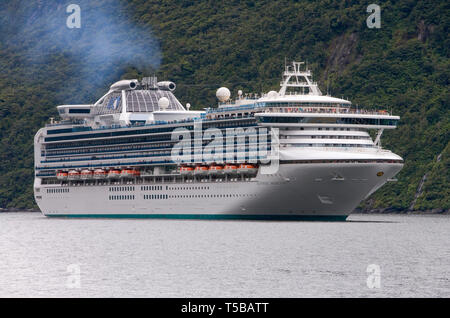 Sapphire Princess Kreuzfahrt Schiff fährt durch den Milford Sound, Neuseeland Stockfoto