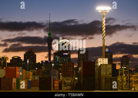 Container am Anlegesteg in den Häfen von Auckland, Neuseeland, Donnerstag, 04. März 2010. Stockfoto