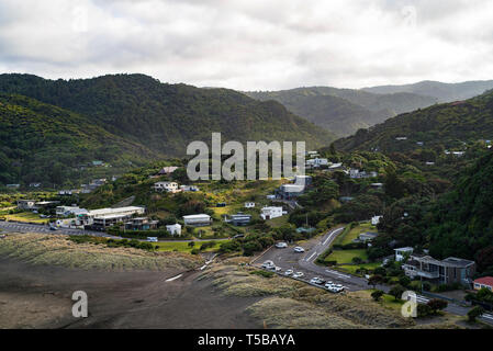 West Auckland, Neuseeland. Piha Dorf Momente nach Sonnenaufgang Stockfoto