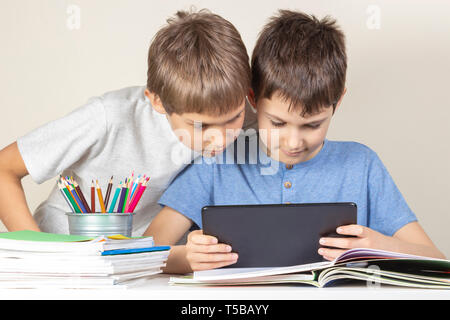 Kinder mit zusammen Tablet Computer zu Hause. Stockfoto