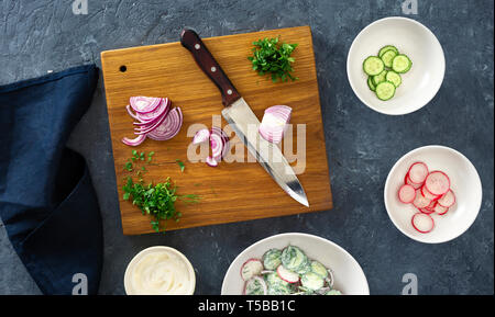 Zutaten kochen Sommer gesunde Gemüse Salat auf dunklem Stein Oberfläche, Ansicht von oben Stockfoto