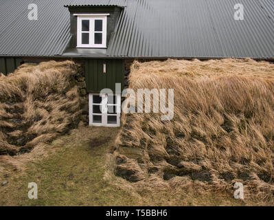 Zwei Fenster eines gut erhaltenen Torfhaus in Keldur in der Nähe von Hella in Island Stockfoto